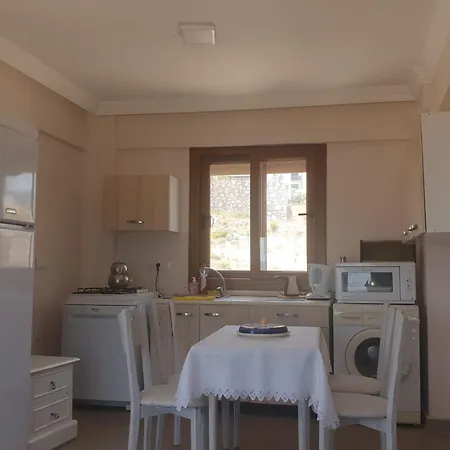 Her Kattan Panaromik Deniz Manzarali,dogayla Ic-ice,ates Cukuru Ile Hos Bir Bahce * Smirne