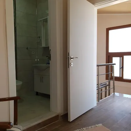 Her Kattan Panaromik Deniz Manzarali,dogayla Ic-ice,ates Cukuru Ile Hos Bir Bahce Villa Smirne